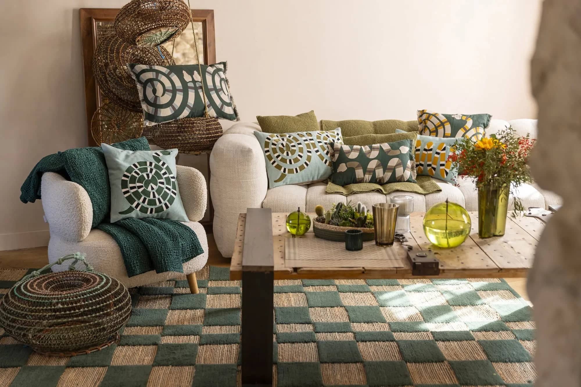 Salon aménagé avec un tapis intérieur éco-responsable aux couleurs vertes et beiges posé sous une table basse en bois