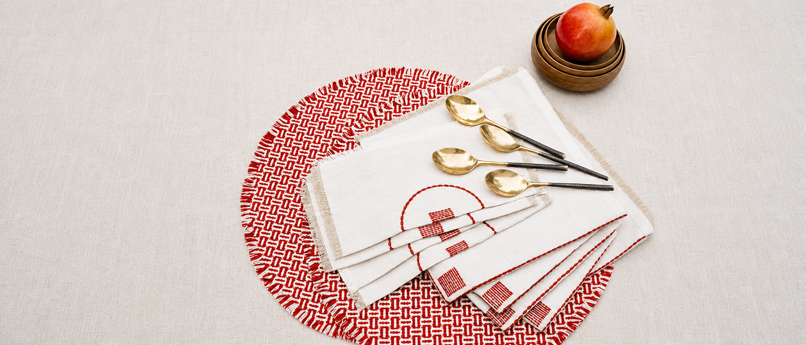 Set de table en tissu fabriqué en France sur une table ronde en bois avec accessoires de cuisine