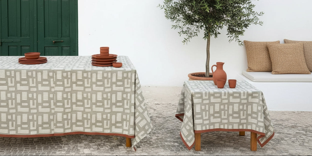 Table dressée en plein air avec linge de table coton haut de gamme dans un cadre naturel fleuri