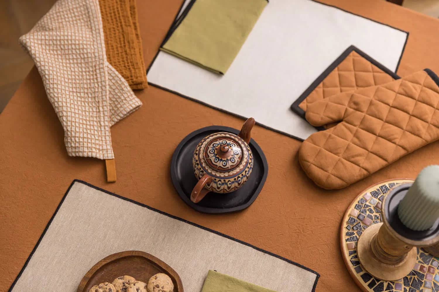 Table élégamment dressée avec une nappe en lin fabriquée en France et accessoires de maison assortis