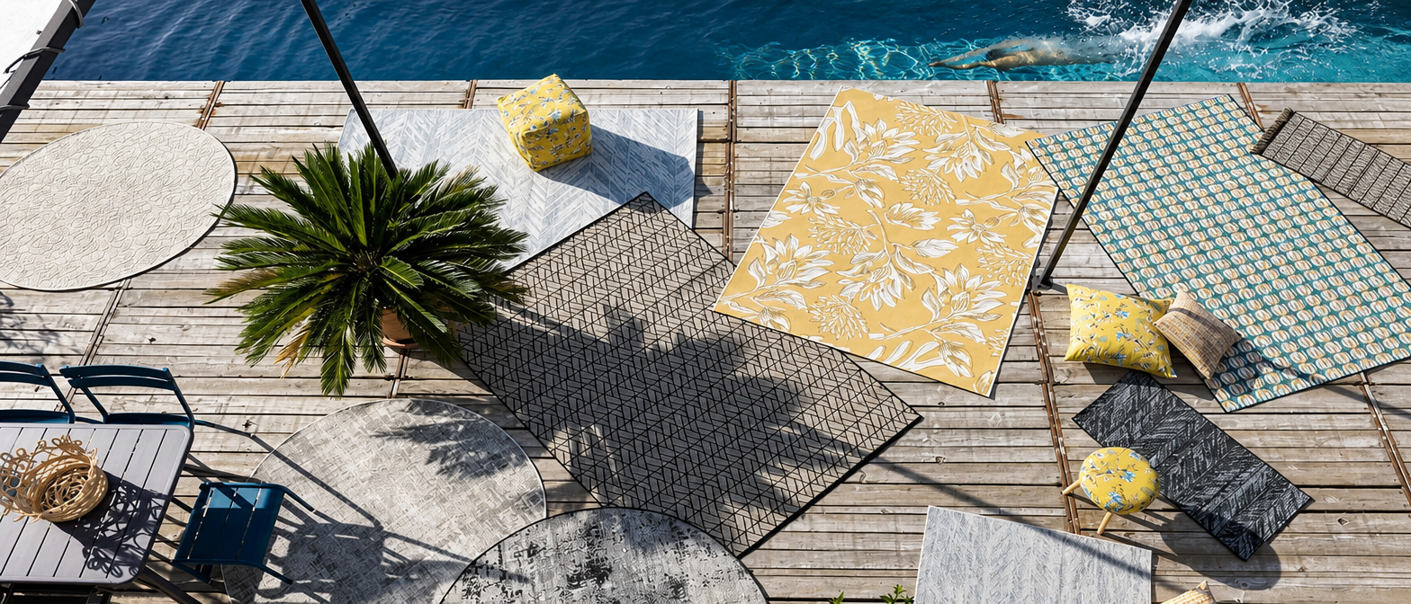 Espace extérieur avec canapés colorés et tapis outdoor de qualité pour un salon de jardin élégant