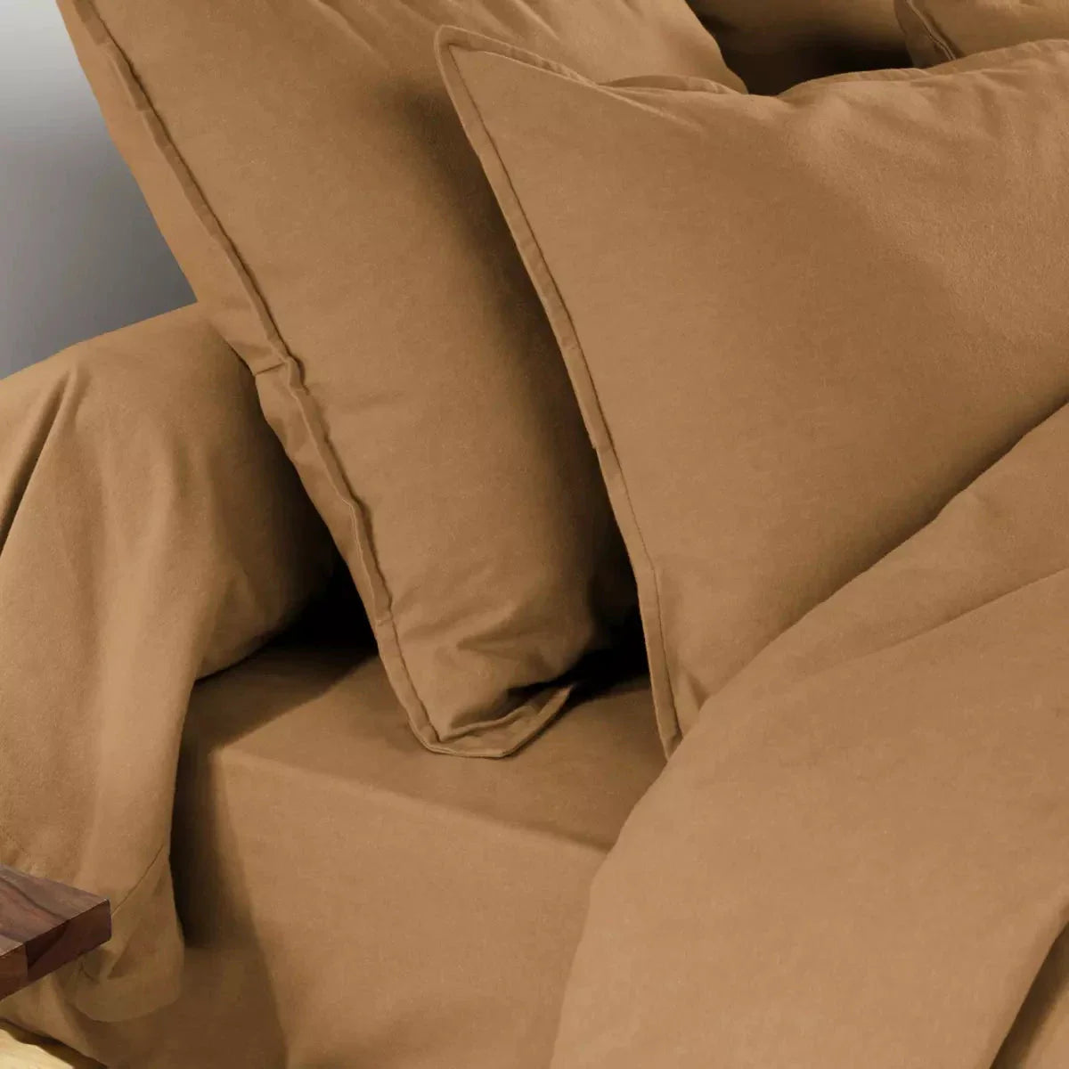 Collection taie d’oreiller flanelle haut de gamme en tissu doux dans une chambre chaleureuse et élégante