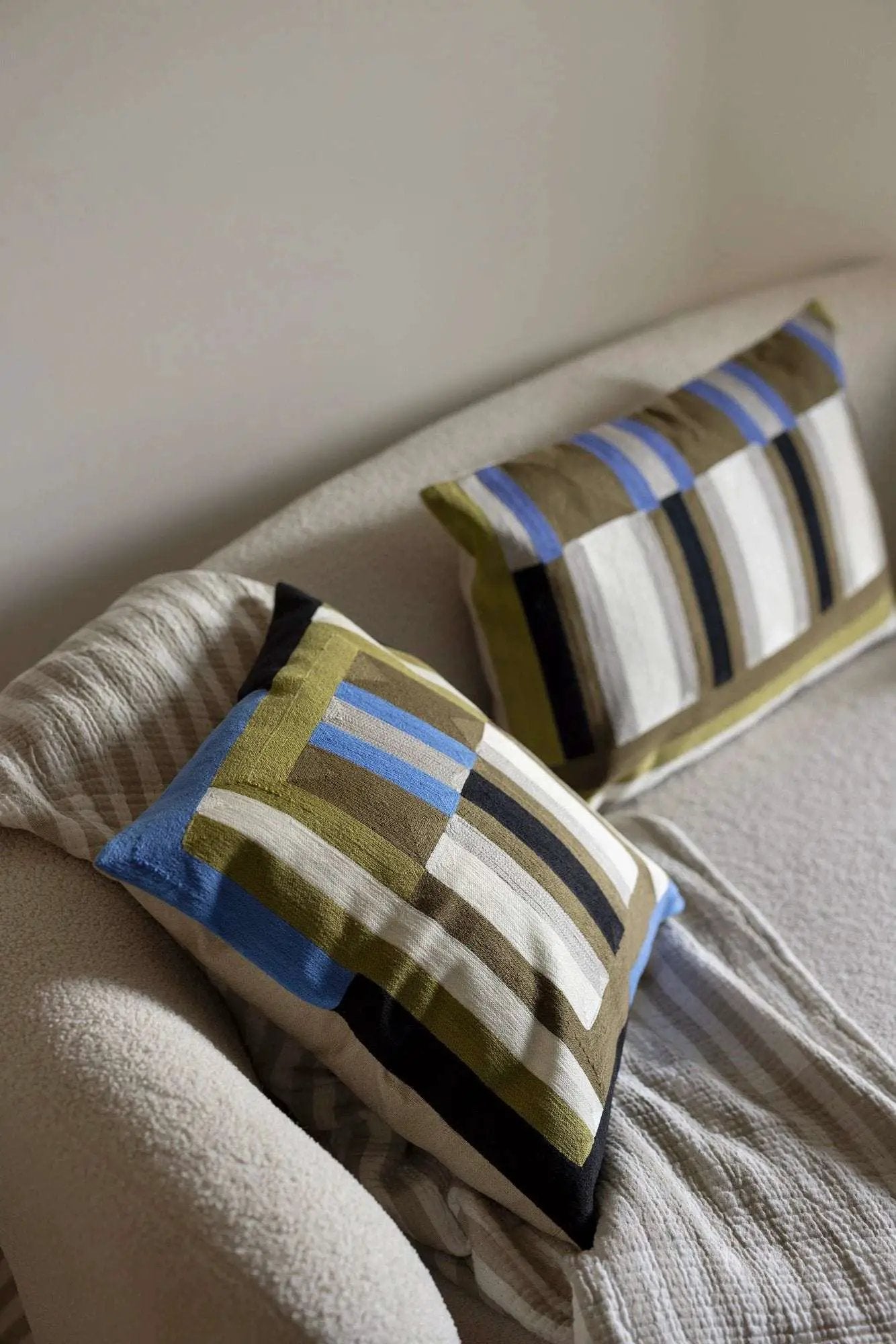 Coussin brodé Jason Cèdre by Vivaraise