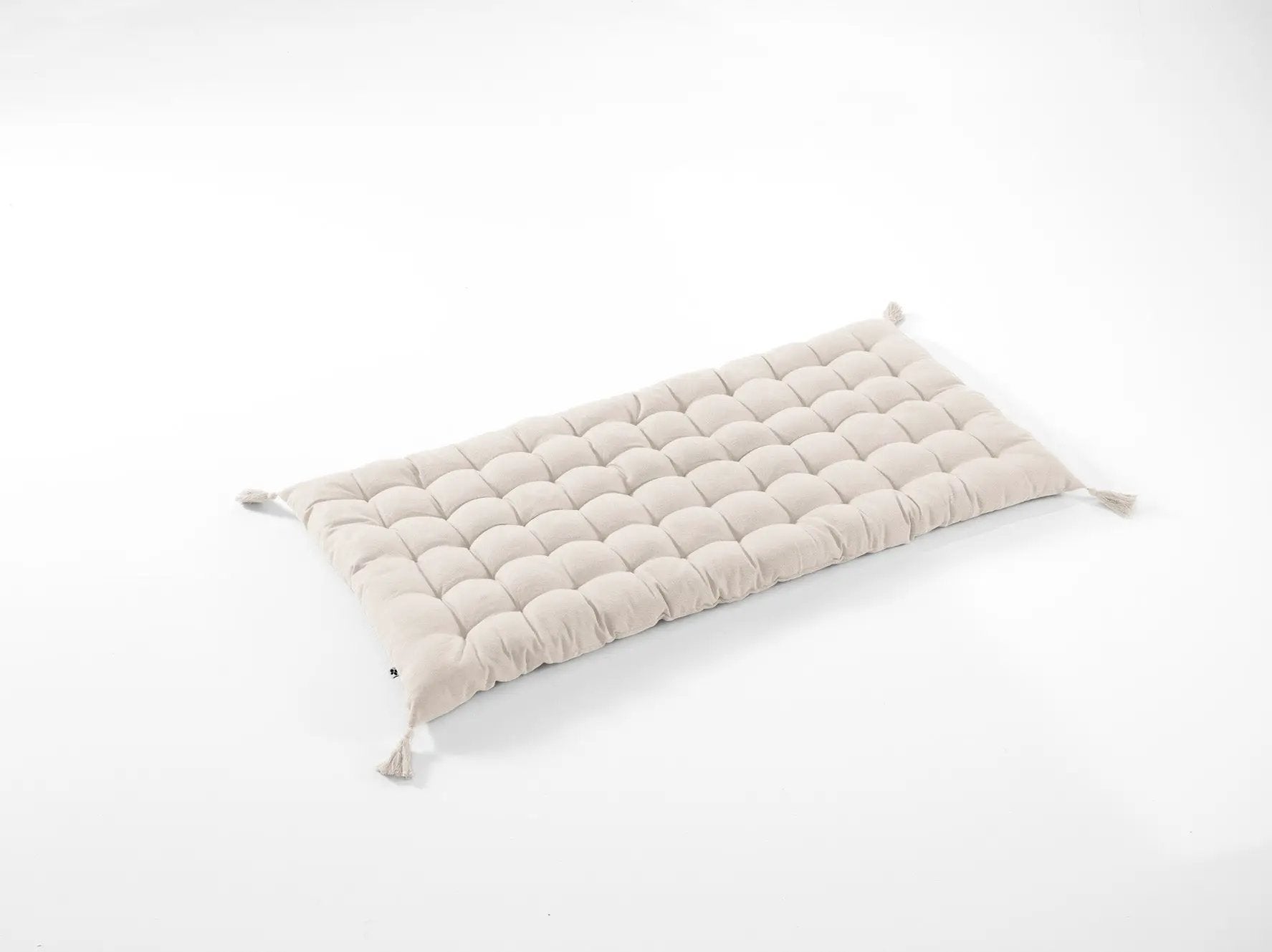 Matelas de sol avec pompons 60 x 120 cm Coton uni KALA Grège by L'effet papillon