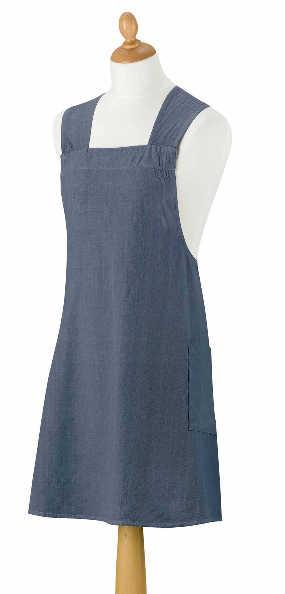 Tablier de cuisine japonais recyclé Haru sur mannequin, couleur bleu gris, design simple avec poche et bretelles larges.