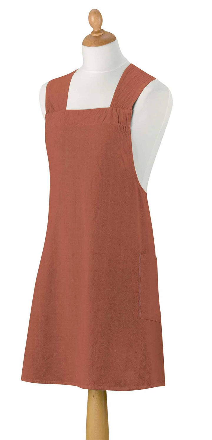 Tablier de cuisine japonais recyclé Haru 78 x 100, couleur terre, sur mannequin avec poche latérale.