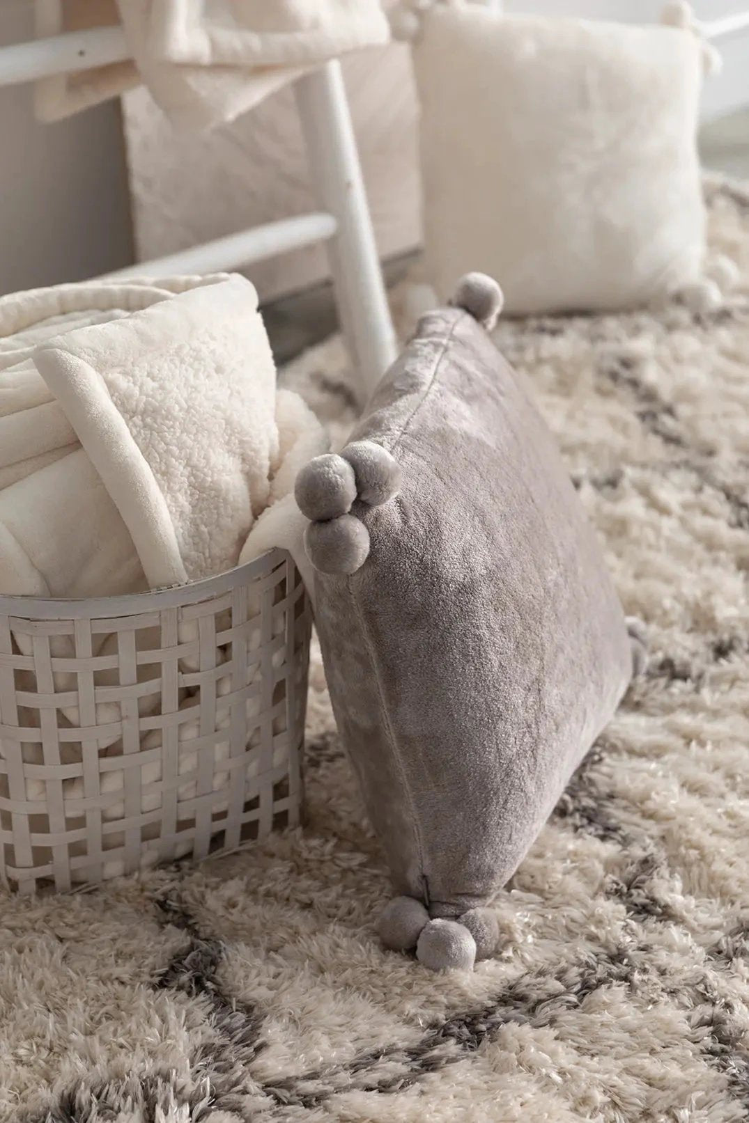 Coussin Tender pompons 45 X 45 by Vivaraise