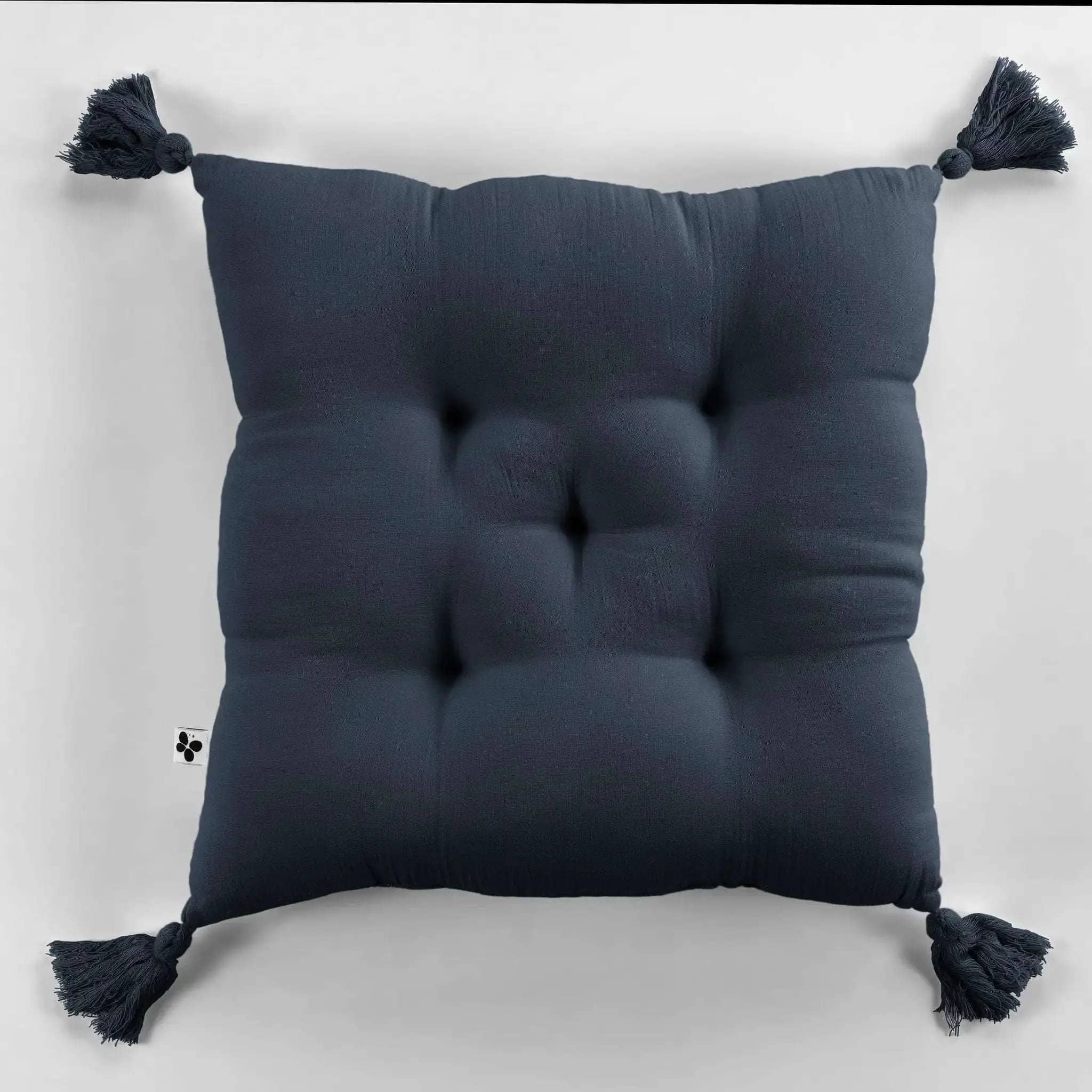 Coussin capitonné 5 points avec pompons 40 x 40 cm Gaze de coton unie GAÏA Minuit by L'effet papillon