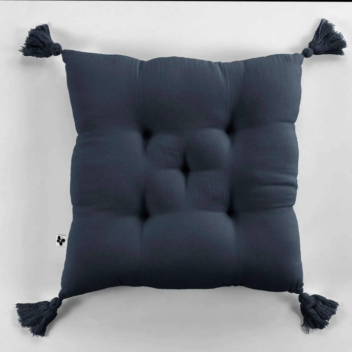 Coussin capitonné 5 points avec pompons 40 x 40 cm Gaze de coton unie GAÏA Minuit by L'effet papillon