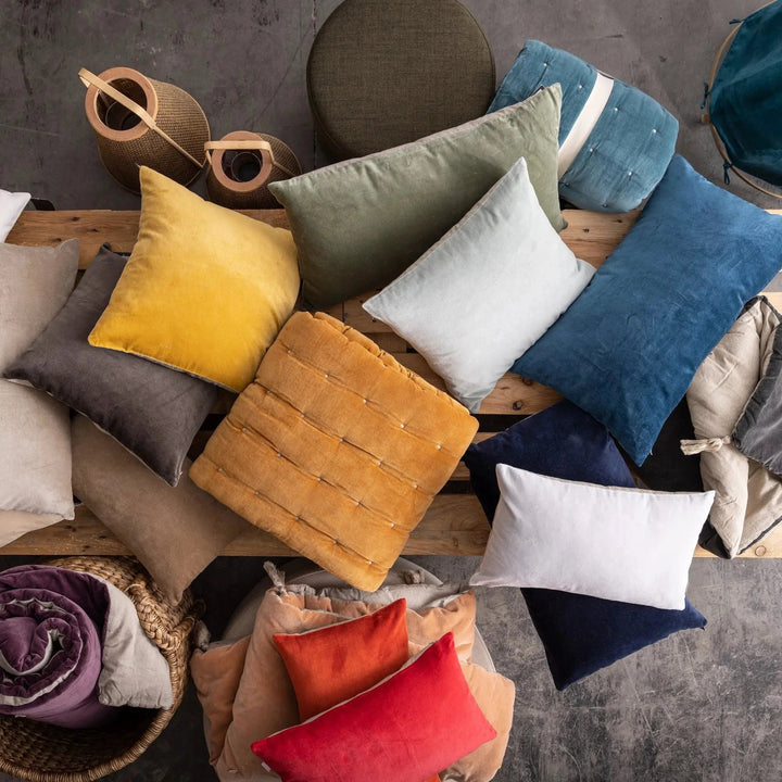 Assortiment de coussins colorés en velours pour chemin de lit Vivaraise