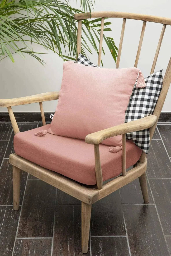 Coussin déhoussable avec pompons 40 x 40 cm Gaze de coton unie GAÏA Rose pêche by L'effet papillon