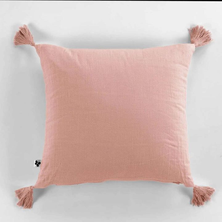 Coussin déhoussable avec pompons 40 x 40 cm Gaze de coton unie GAÏA Rose pêche by L'effet papillon