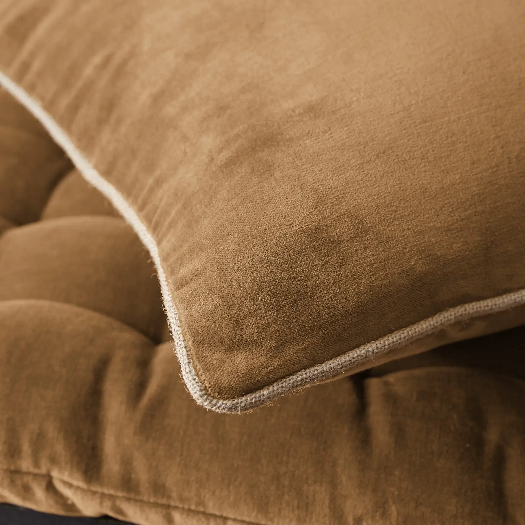 Coussin déhoussable 45 x 45 cm Velours de coton CÉSAR Camel by L'effet papillon