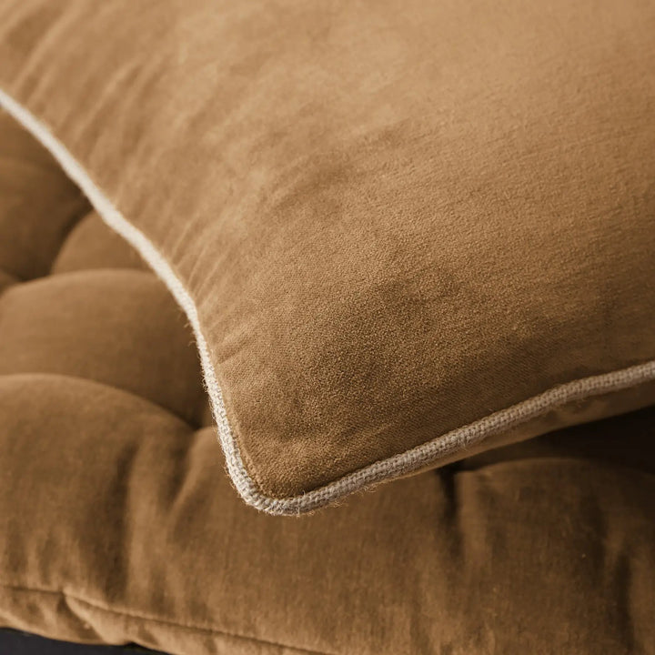 Coussin déhoussable 45 x 45 cm Velours de coton CÉSAR Camel by L'effet papillon