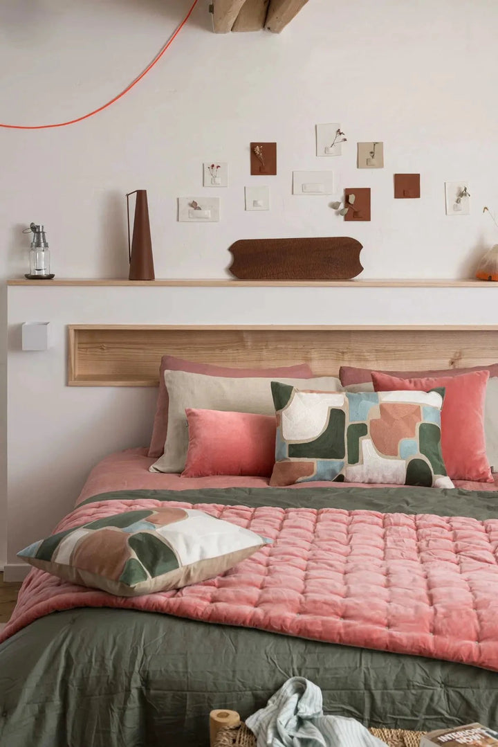 Chemin de lit Vivaraise matelassé rose avec coussins colorés pour décoration de chambre moderne