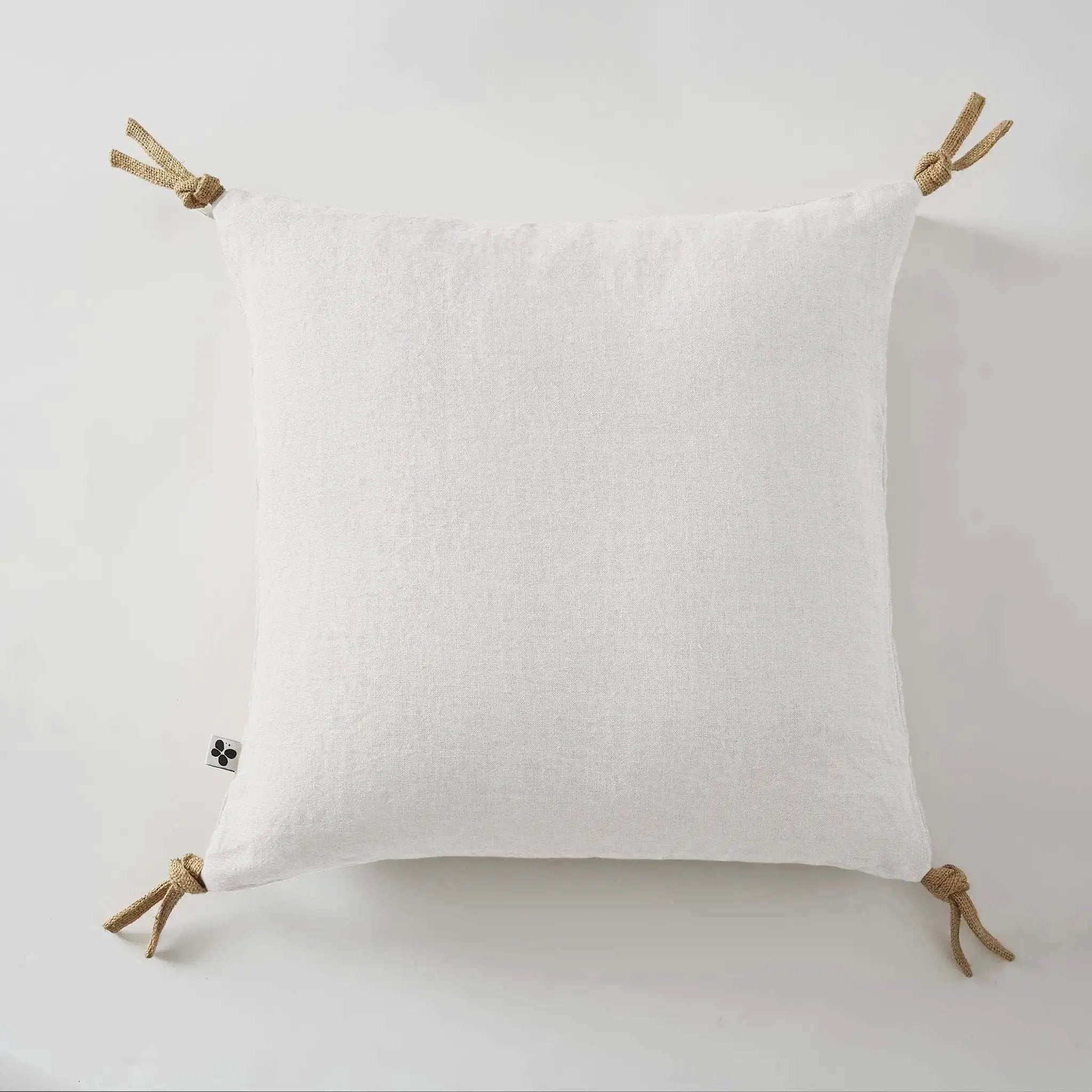 Coussin déhoussable avec pompons Lin lavé 45 x 45 cm SOLINE Craie by L'effet papillon