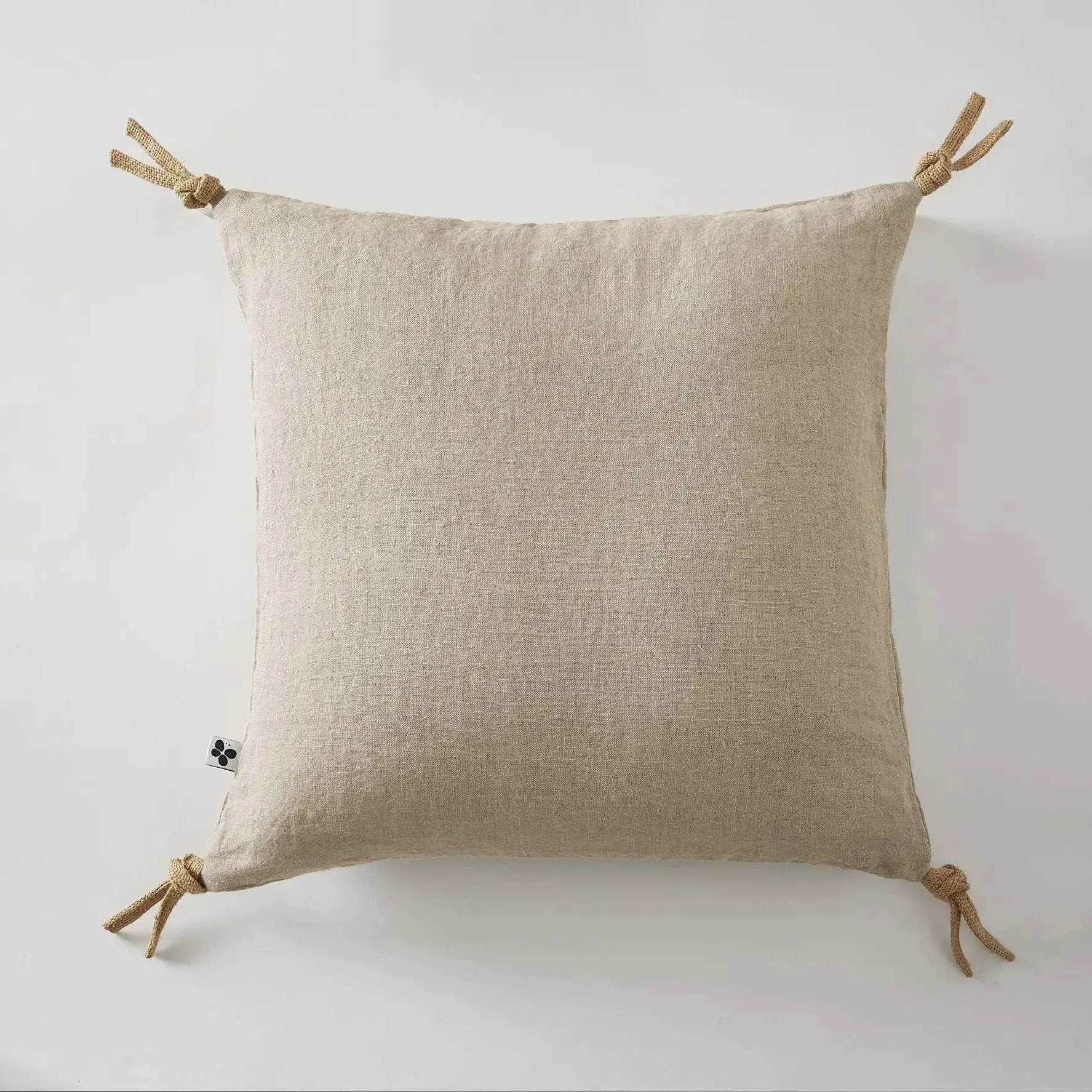 Coussin déhoussable avec pompons Lin lavé 45 x 45 cm SOLINE Sable by L'effet papillon