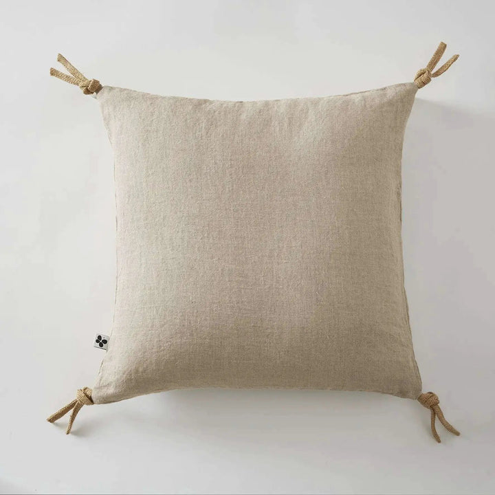Coussin déhoussable avec pompons Lin lavé 45 x 45 cm SOLINE Sable by L'effet papillon