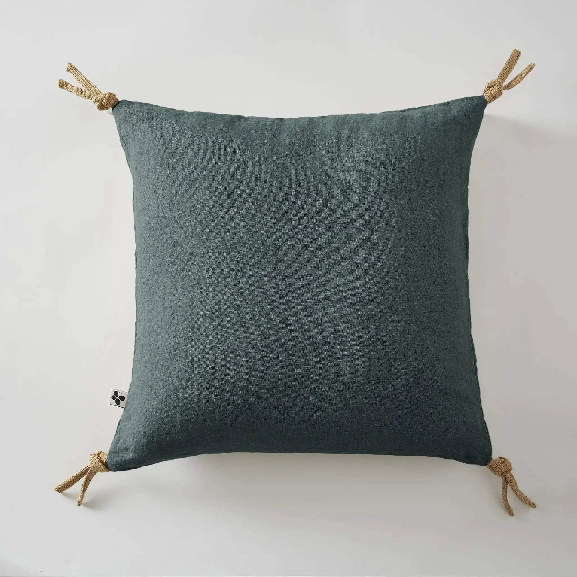 Coussin déhoussable avec pompons Lin lavé 45 x 45 cm SOLINE Ardoise by L'effet papillon
