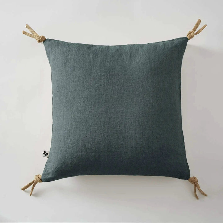 Coussin déhoussable avec pompons Lin lavé 45 x 45 cm SOLINE Ardoise by L'effet papillon
