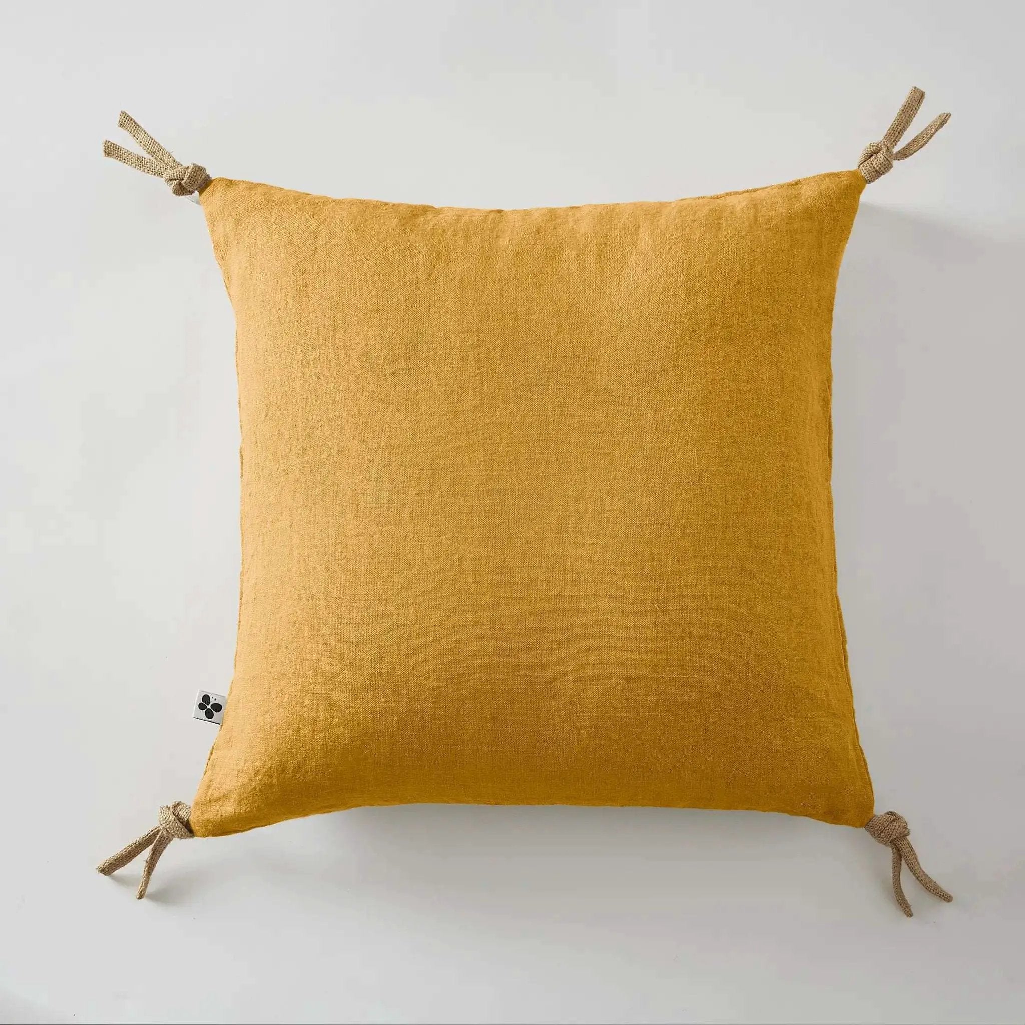 Coussin déhoussable avec pompons Lin lavé 45 x 45 cm SOLINE Miel by L'effet papillon