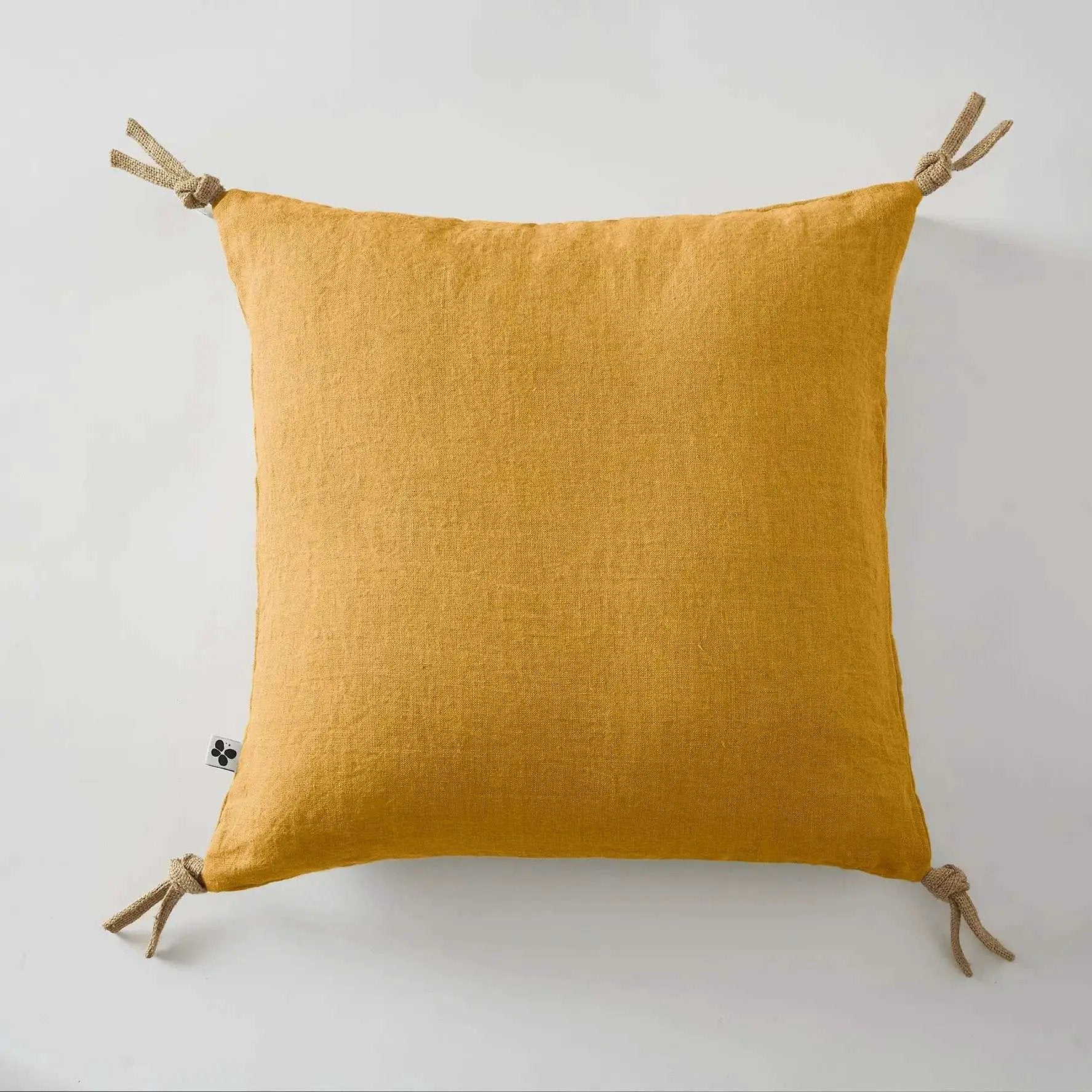 Coussin déhoussable avec pompons Lin lavé 45 x 45 cm SOLINE Miel by L'effet papillon