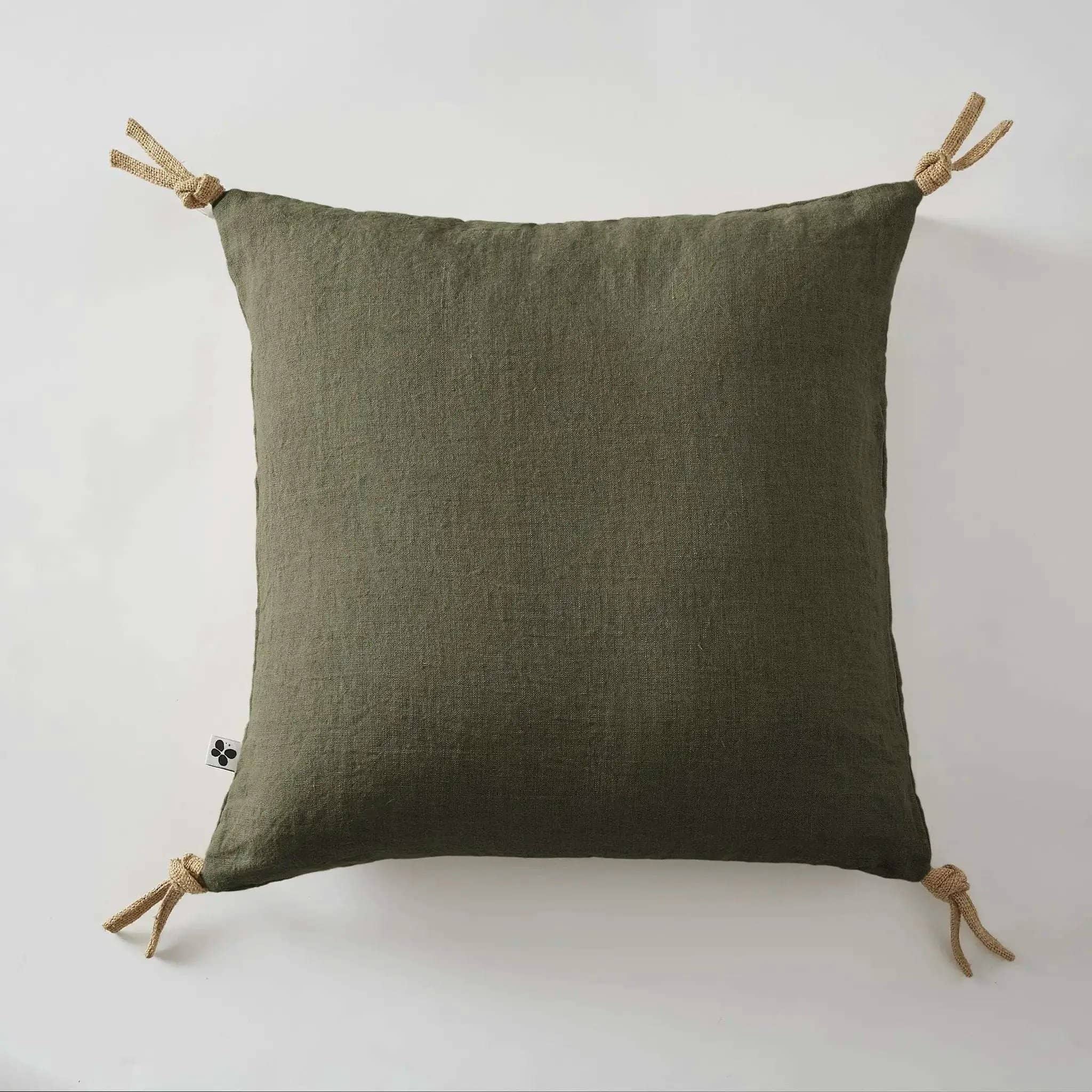 Coussin déhoussable avec pompons Lin lavé 45 x 45 cm SOLINE Thym by L'effet papillon
