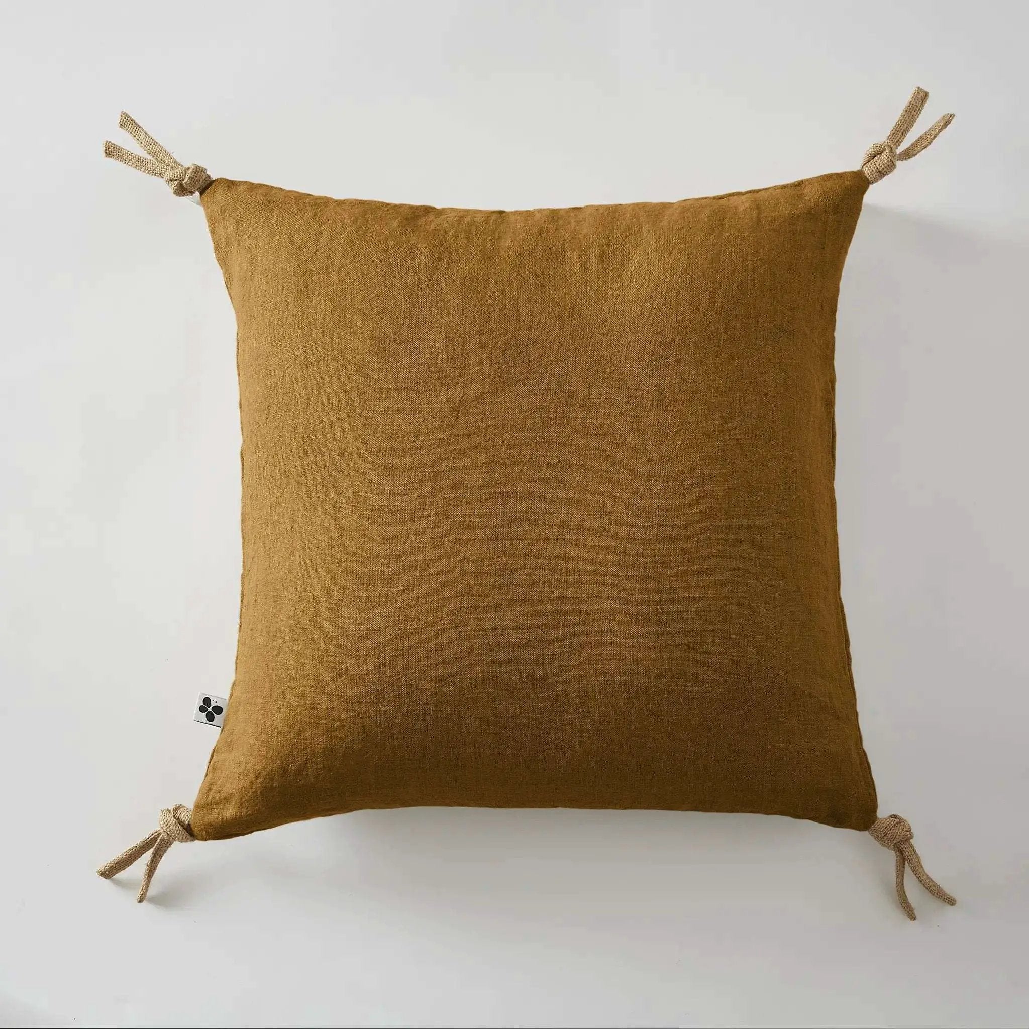 Coussin déhoussable avec pompons Lin lavé 45 x 45 cm SOLINE Caramel by L'effet papillon