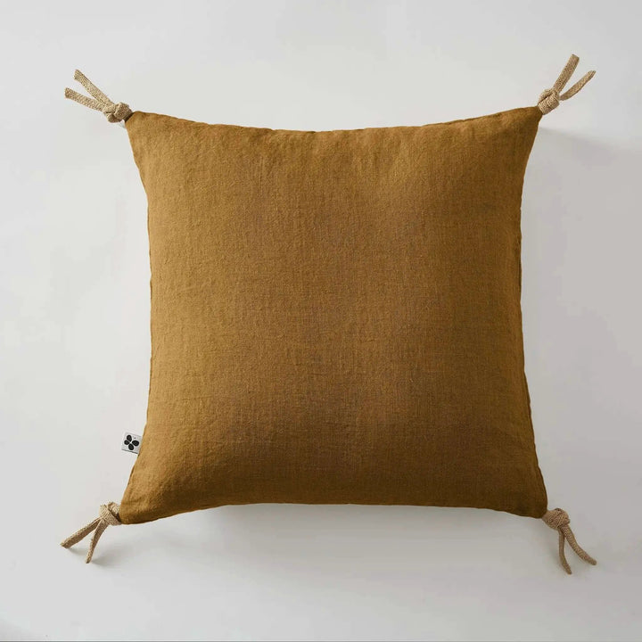 Coussin déhoussable avec pompons Lin lavé 45 x 45 cm SOLINE Caramel by L'effet papillon