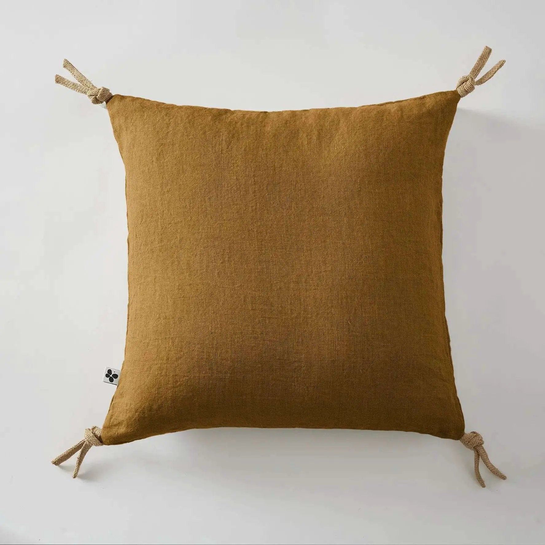 Coussin déhoussable avec pompons Lin lavé 45 x 45 cm SOLINE Caramel by L'effet papillon