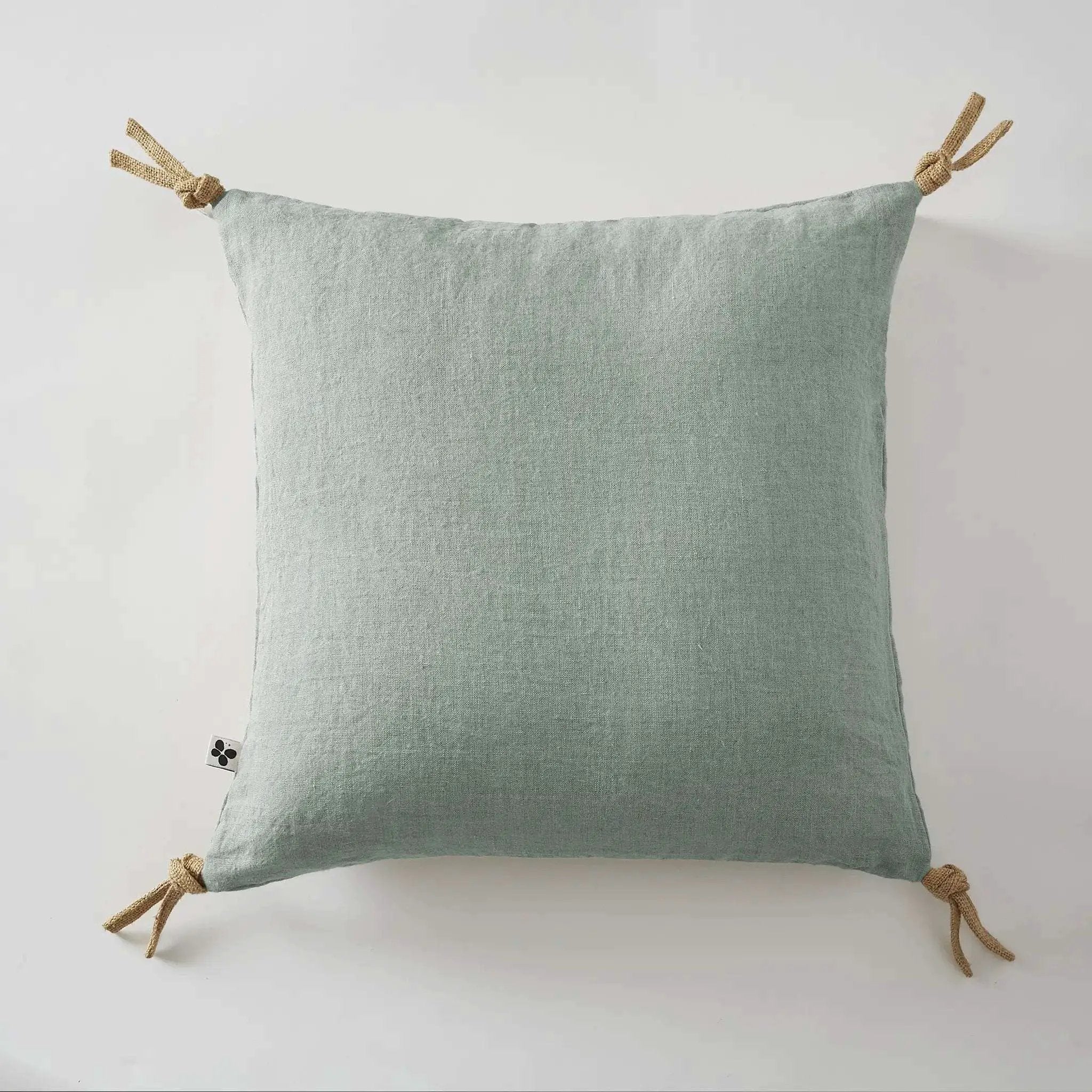 Coussin déhoussable avec pompons Lin lavé 45 x 45 cm SOLINE Eucalyptus by L'effet papillon