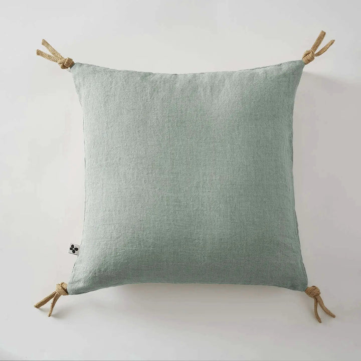 Coussin déhoussable avec pompons Lin lavé 45 x 45 cm SOLINE Eucalyptus by L'effet papillon