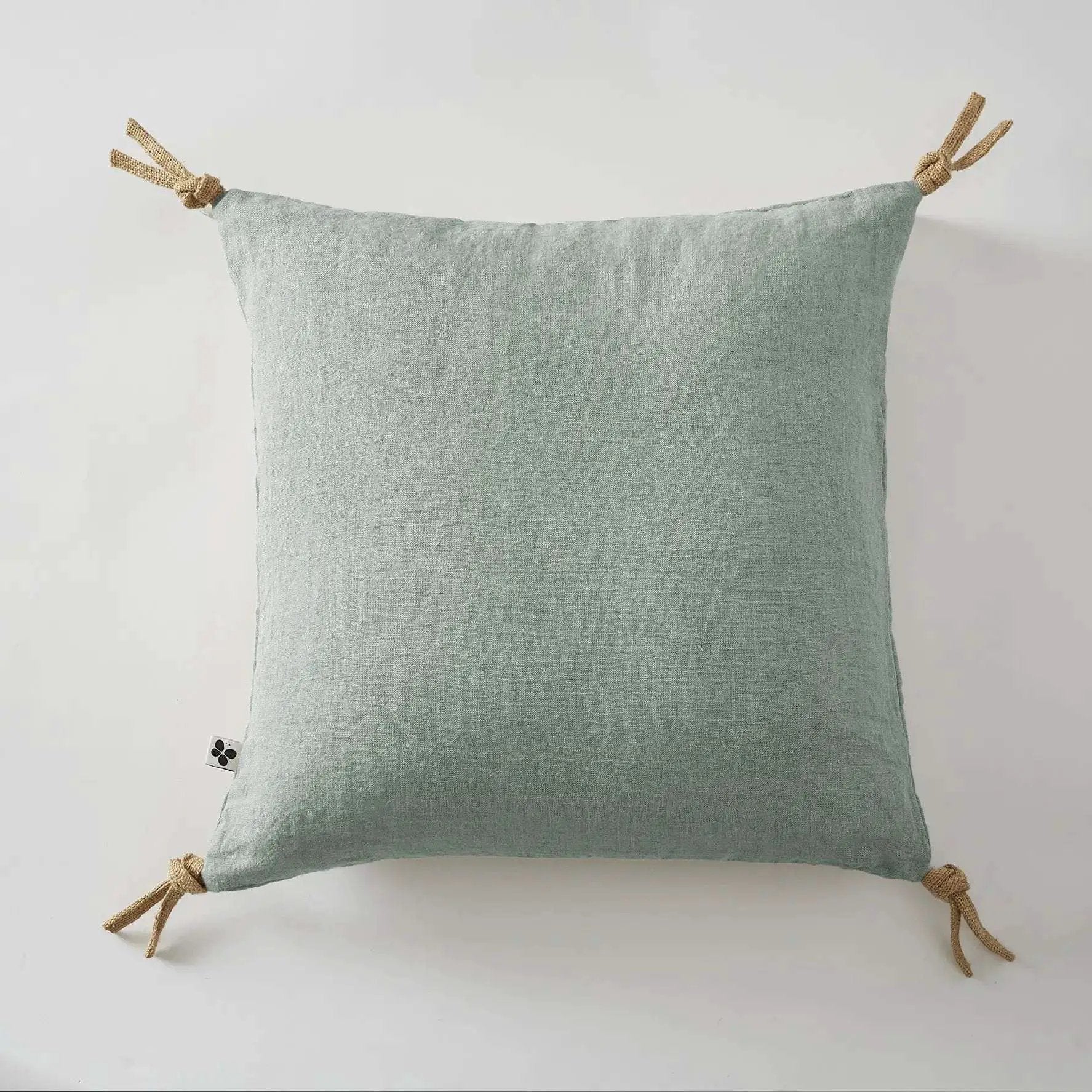 Coussin déhoussable avec pompons Lin lavé 45 x 45 cm SOLINE Eucalyptus by L'effet papillon