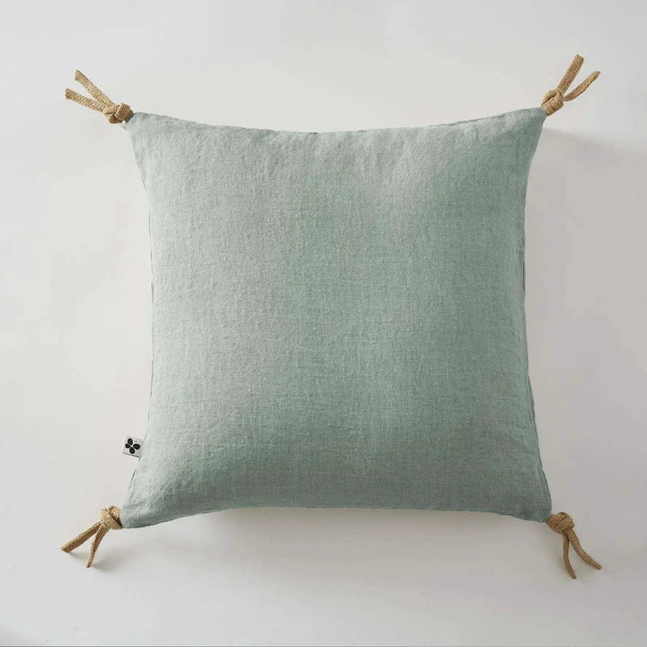 Coussin déhoussable avec pompons Lin lavé 45 x 45 cm SOLINE Eucalyptus by L'effet papillon