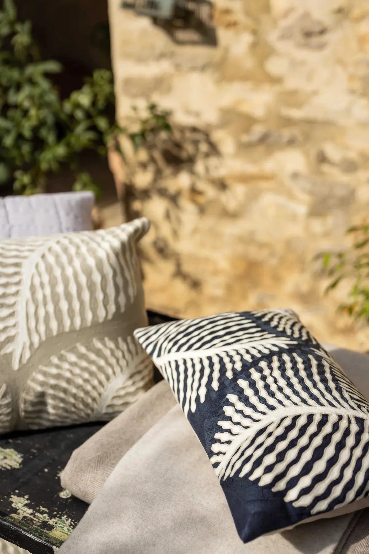 Coussin brodé Flora by Vivaraise