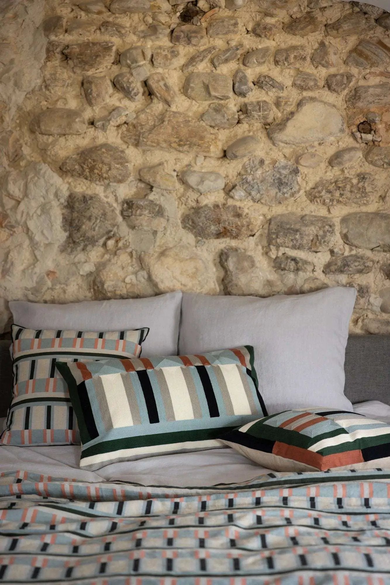 Coussin brodé Jason Cèdre by Vivaraise