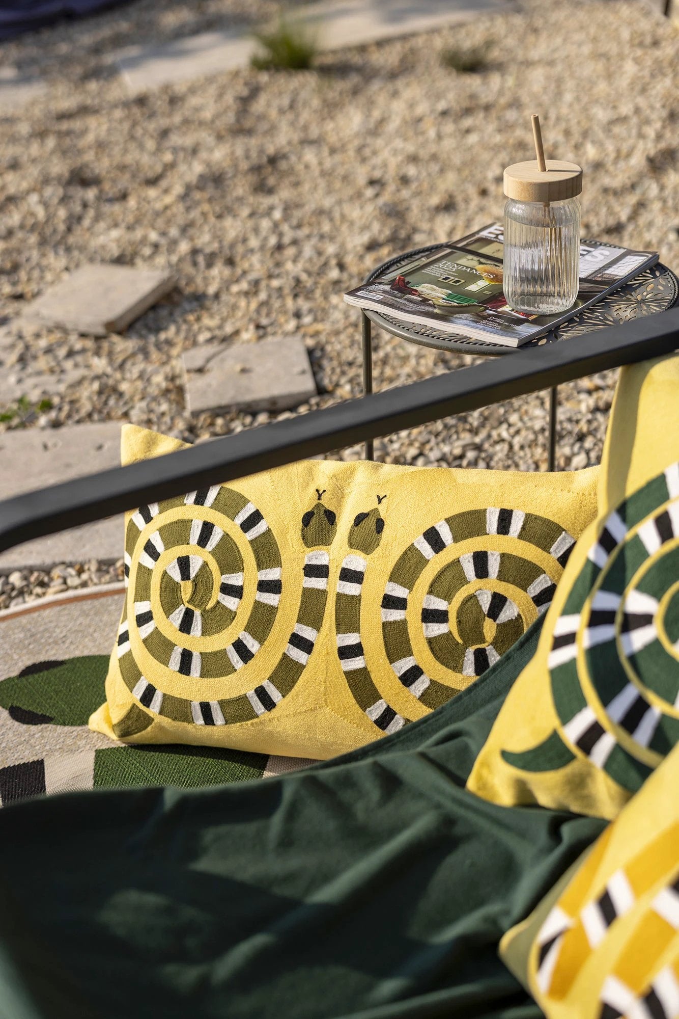 Coussin brodé Yoka by Vivaraise
