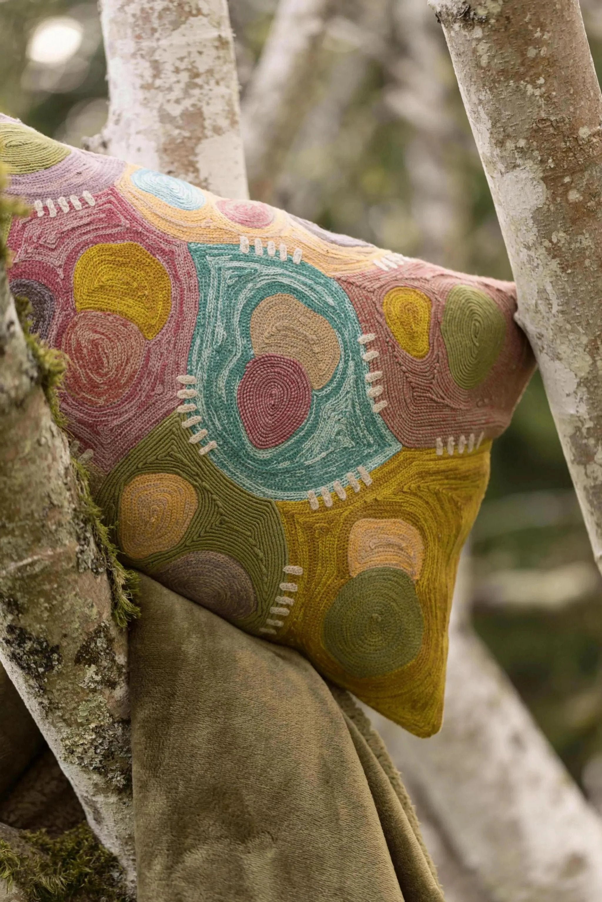 Coussin brodé Nestor Mineral by Vivaraise