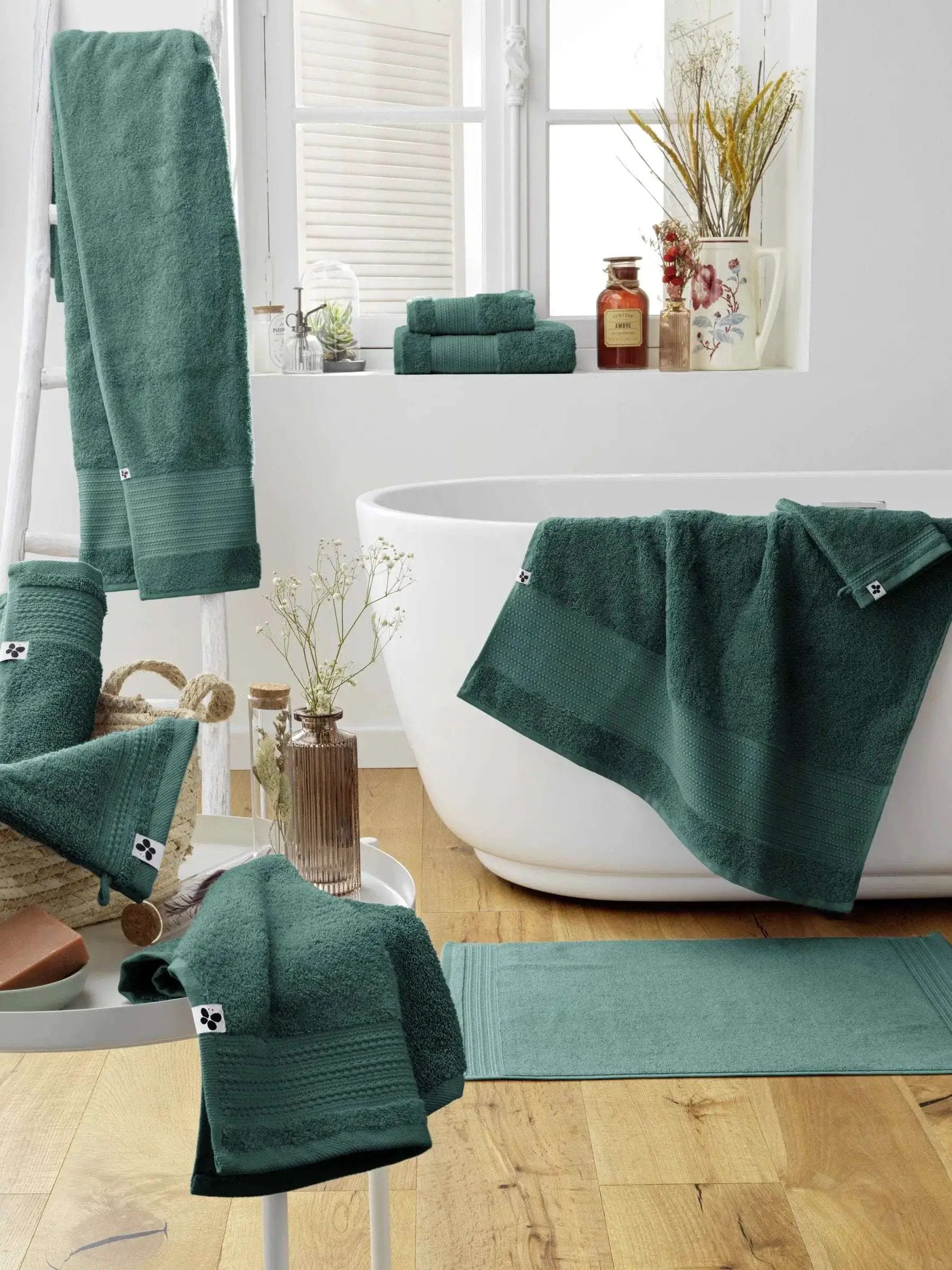 Drap de douche 70 x 130 cm Éponge unie GARANCE Emeraude by L'effet papillon