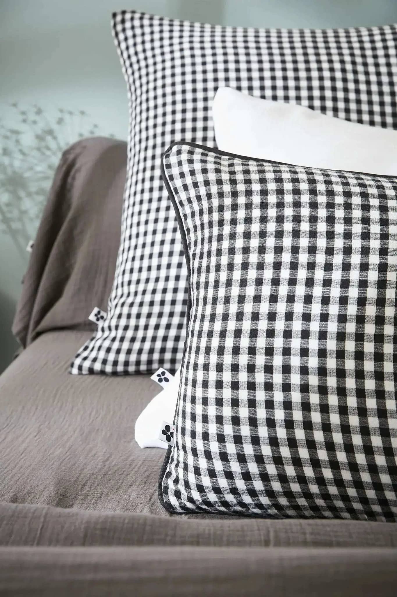 Coussin déhoussable avec passepoil Gaze de coton tissée teinte VICKIE Truffe by L'effet papillon