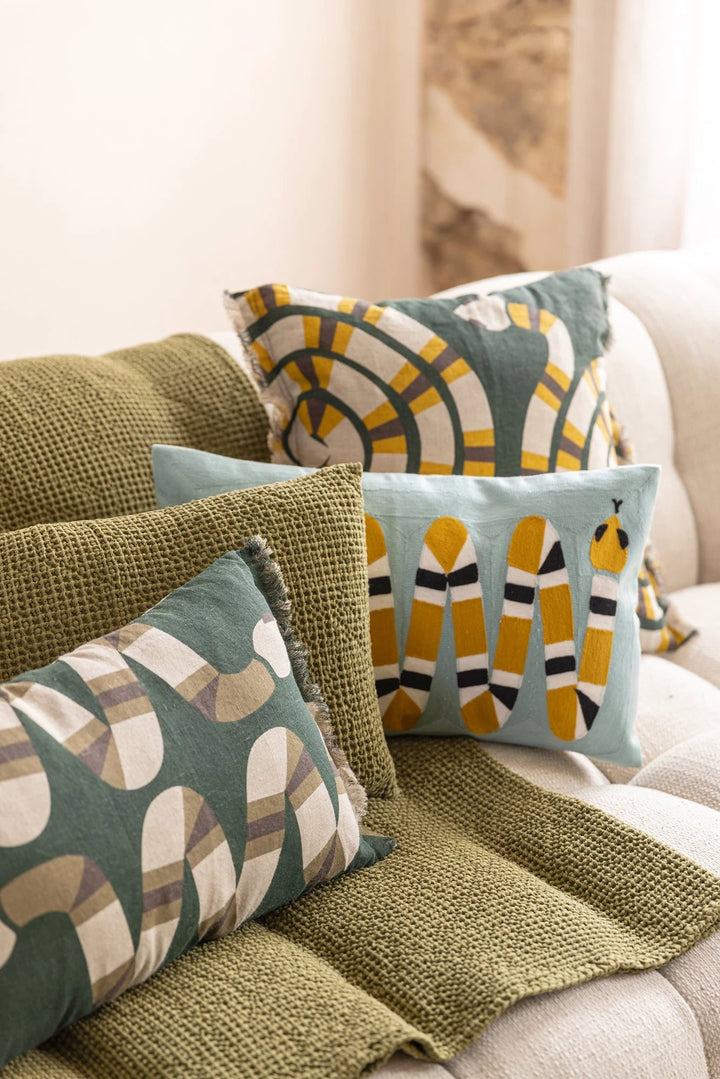 Coussin brodé Yoka by Vivaraise