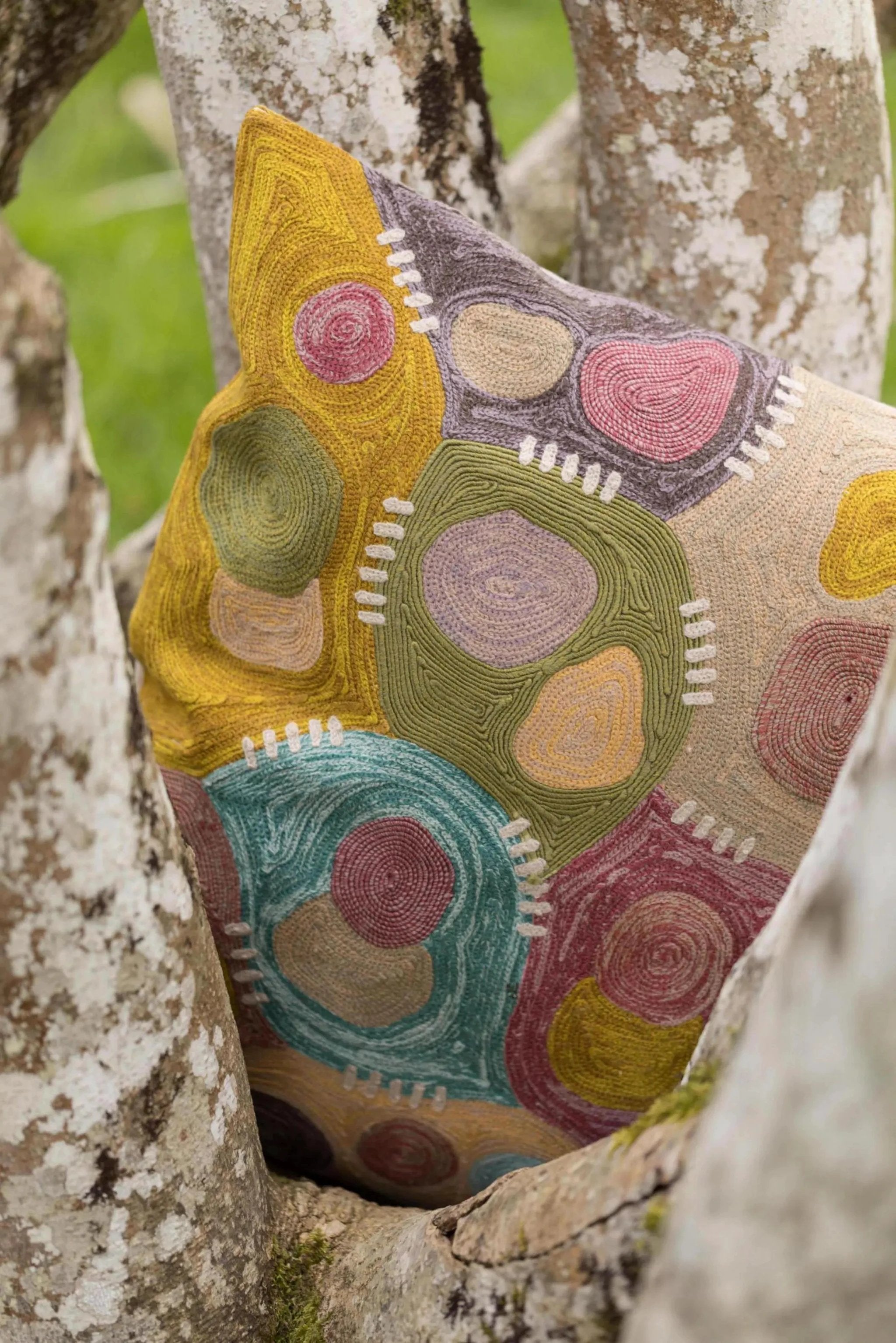 Coussin brodé Nestor Mineral by Vivaraise