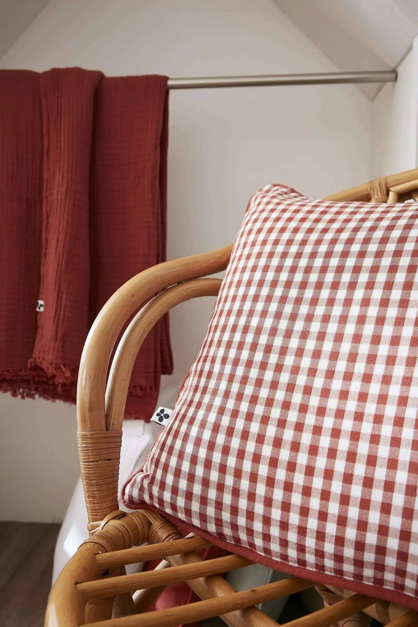 Coussin déhoussable avec passepoil Gaze de coton tissée teinte VICKIE Terracotta by L'effet papillon