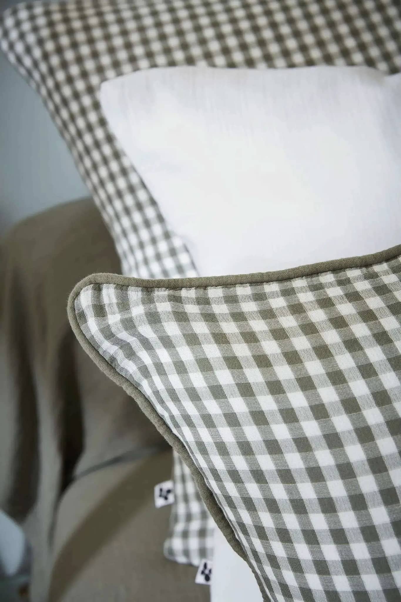 Coussin déhoussable avec passepoil Gaze de coton tissée teinte VICKIE Romarin by L'effet papillon