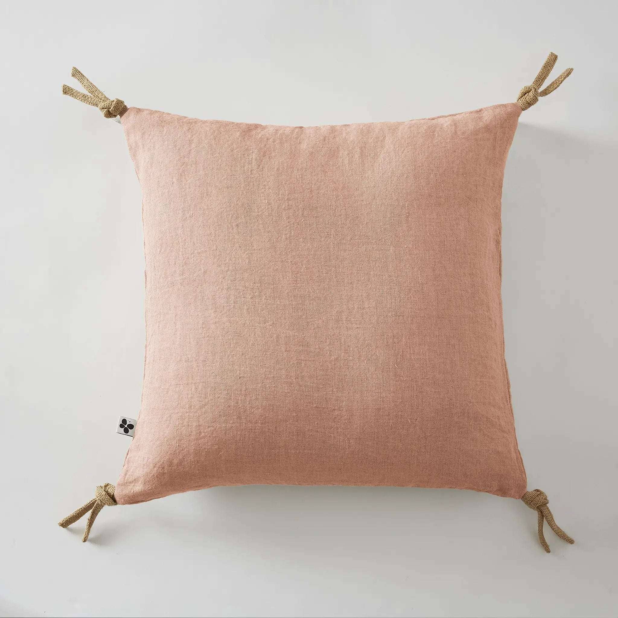 Coussin déhoussable avec pompons Lin lavé 45 x 45 cm SOLINE Vieux rose by L'effet papillon
