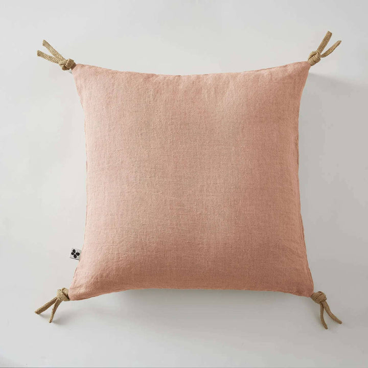 Coussin déhoussable avec pompons Lin lavé 45 x 45 cm SOLINE Vieux rose by L'effet papillon