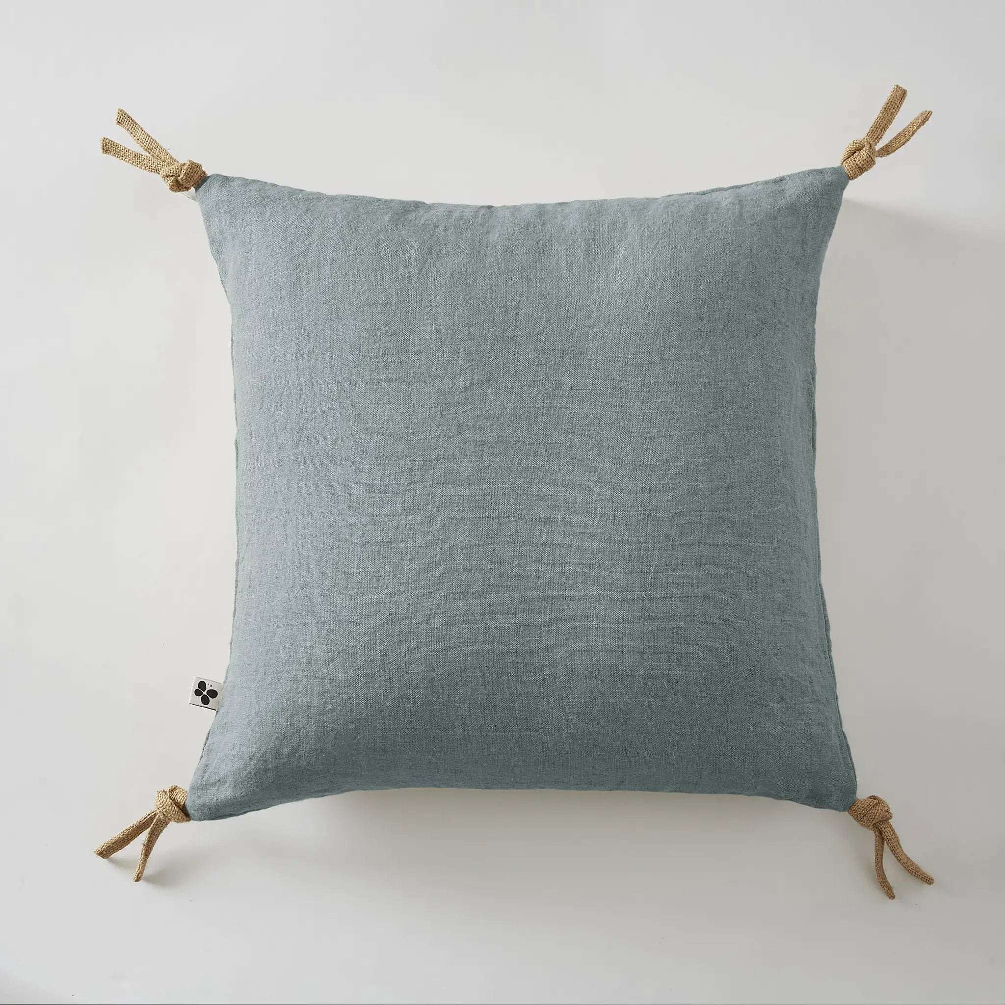 Coussin déhoussable avec pompons Lin lavé 45 x 45 cm SOLINE Azur by L'effet papillon