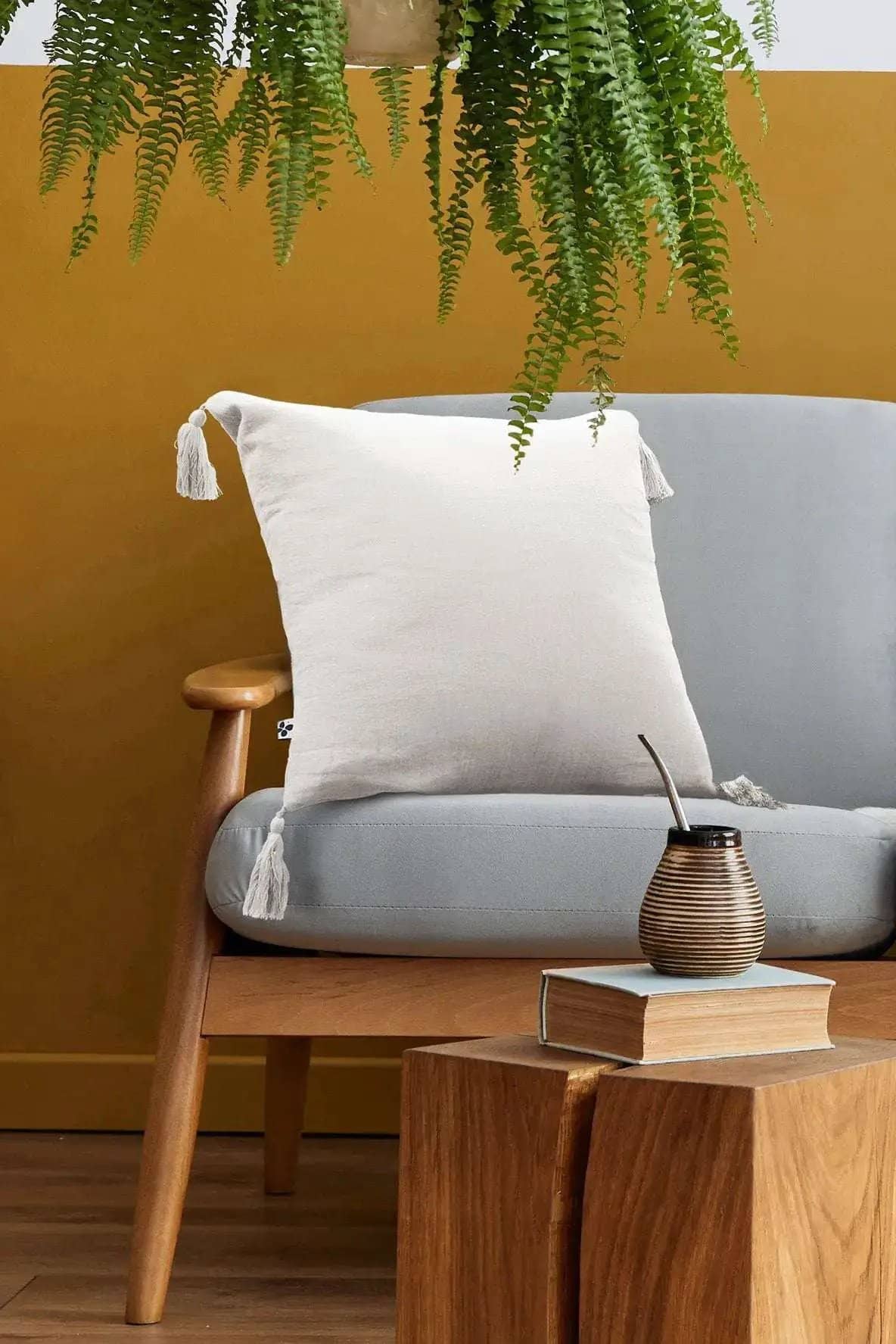 Coussin déhoussable avec pompons 40 x 40 cm Gaze de coton unie GAÏA Chantilly by L'effet papillon