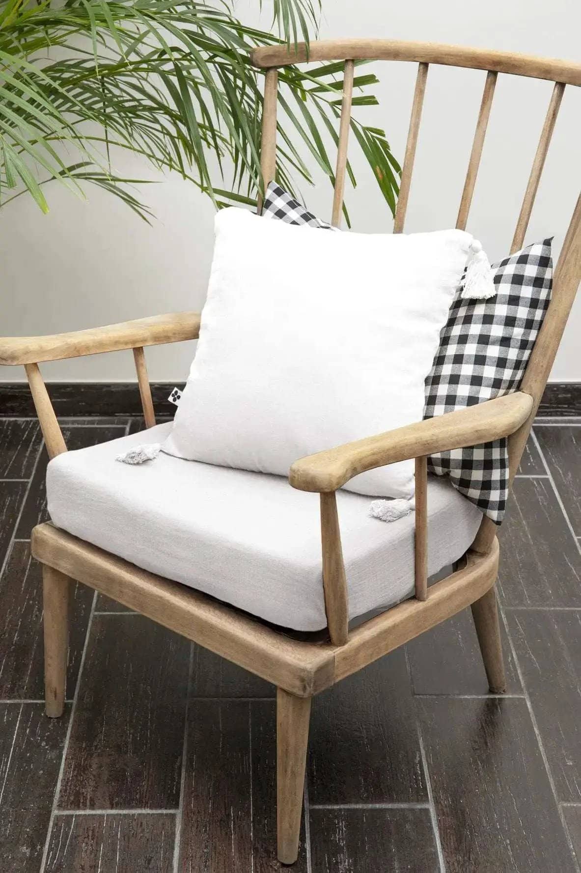 Coussin déhoussable avec pompons 40 x 40 cm Gaze de coton unie GAÏA Chantilly by L'effet papillon