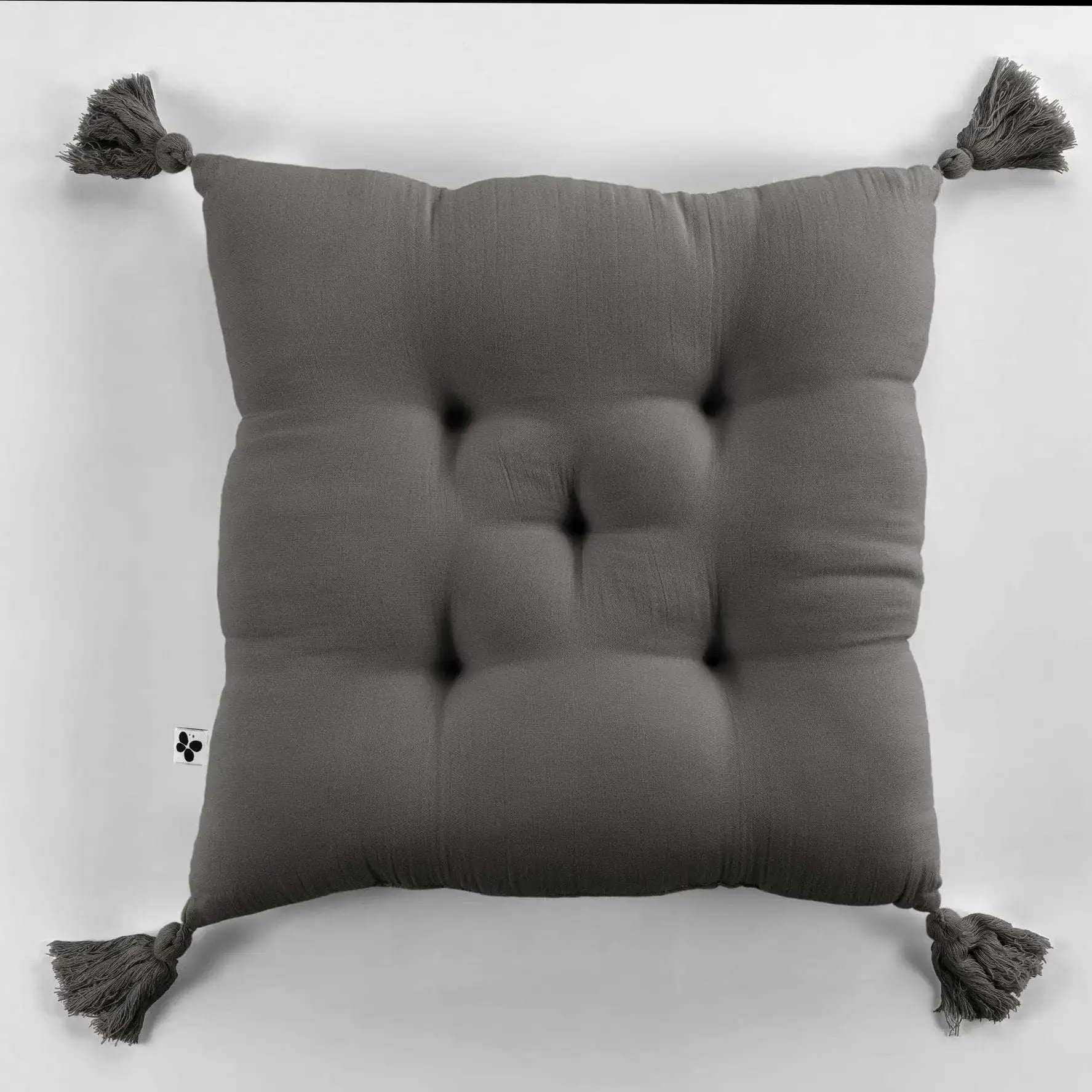 Coussin capitonné 5 points avec pompons 40 x 40 cm Gaze de coton unie GAÏA Granit by L'effet papillon